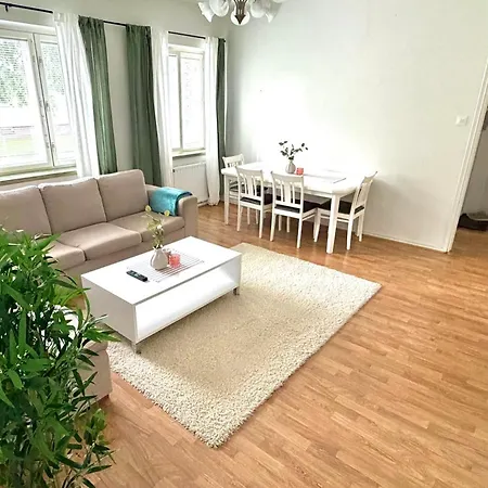 Apartman Entire Apartment Right Next To The Bus And Train Station Kemi