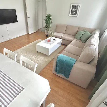 Entire Apartment Right Next To The Bus And Train Station Apartman